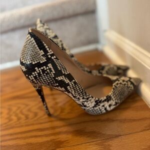 Gray and Black Snakeskin High Heeled Pumps with Pointed Toe and Stiletto Heel